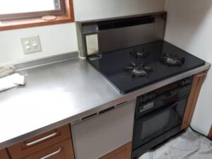 ガスコンロとオーブンを同時に取替え工事　TOTOオリジナルコンロの特殊工事　キッチン全体　写真